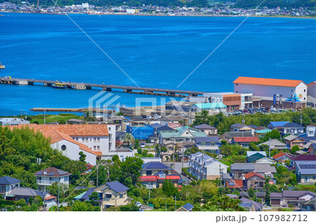 千葉県館山市館山の城山公園の展望台から北側(渚の駅たてやま,館山夕日桟橋など)を見る 千葉県館山市館山の城山公園の展望台から北側(渚の駅たてやま,館山夕日桟橋など)を見る 107982712