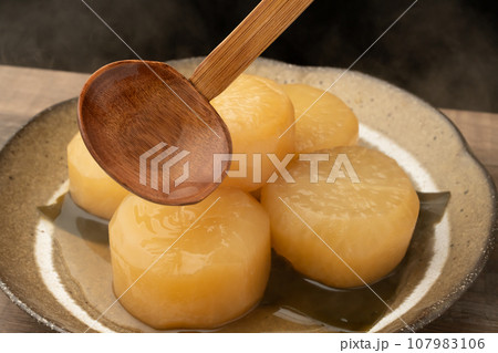 大根の煮物　　出汁をかける 107983106