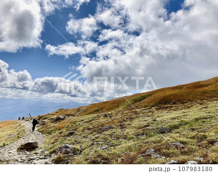 草紅葉とハイカー 107983180