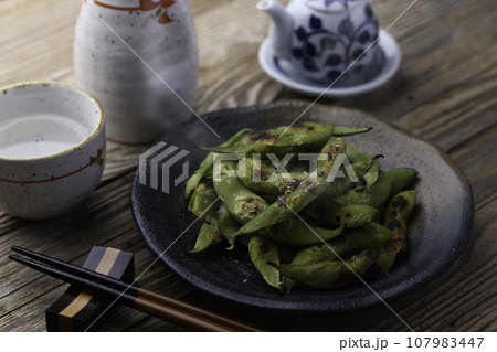 枝豆と日本酒の熱燗 酒の肴に( お酒のおつまみイメージ )えだまめの塩茹で 豆 枝まめ 古板バック 枝豆と日本酒の熱燗 酒の肴に( お酒のおつまみイメージ )えだまめの塩茹で 豆 枝まめ 古板バック 107983447