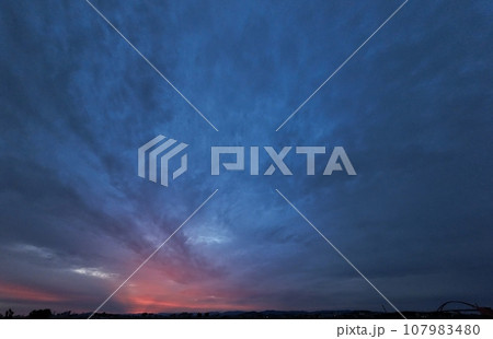 雲が赤く焼けた秋の夜明け空・超広角・空主体・231014am 107983480