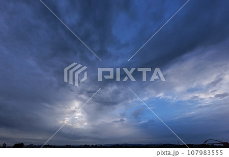 空一面を覆う雲間から青空が現れた朝空・秋・超広角・空主体・231014am 107983555