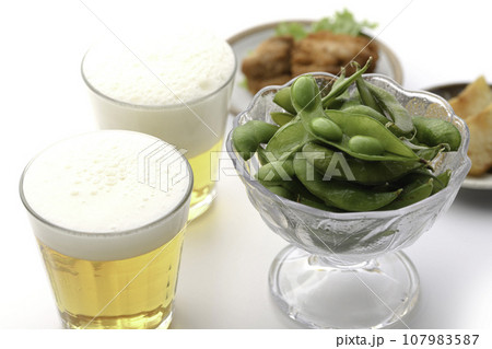 透明の器に入れた枝豆とビール 酒の肴に（ お酒のおつまみイメージ ）えだまめの塩茹で 豆 枝まめ 白 107983587