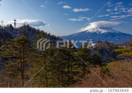 三ツ峠・御巣鷹山から見る笠雲を被った富士山と開運山 三ツ峠・御巣鷹山から見る笠雲を被った富士山と開運山 107983649