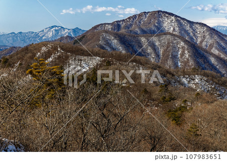 清八山から見る冬の御坂黒岳と毛無山 107983651