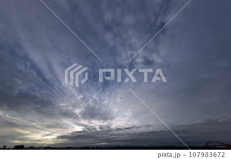 多様な雲が現れた秋の朝空・超広角・空主体・231014am 107983672