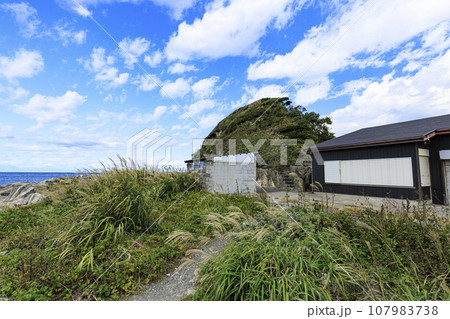三浦半島の城ヶ島から見た海と空 107983738