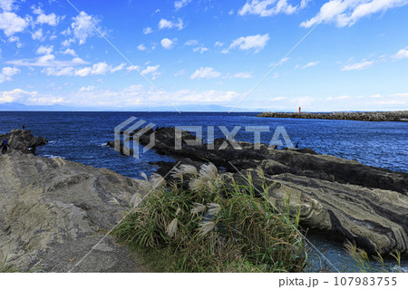 三浦半島の城ヶ島から見た海と空 三浦半島の城ヶ島から見た海と空 107983755