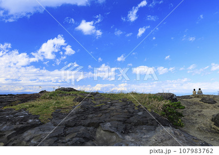 三浦半島の城ヶ島から見た海と空 107983762
