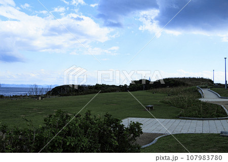 三浦半島の城ヶ島から見た海と空 107983780
