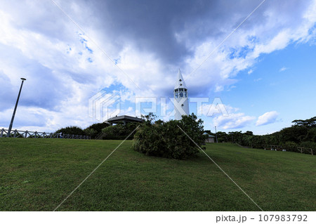三浦半島の城ヶ島から見た海と空 107983792