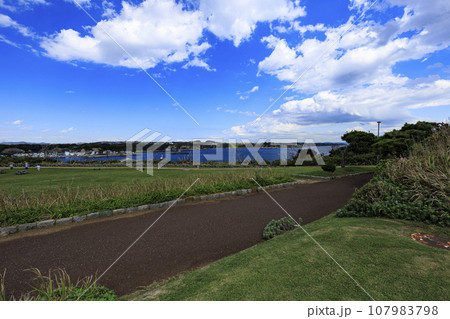 三浦半島の城ヶ島から見た海と空 三浦半島の城ヶ島から見た海と空 107983798