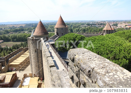 フランス 歴史的城塞都市カルカッソンヌの城壁 フランス 歴史的城塞都市カルカッソンヌの城壁 107983831