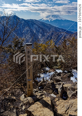 冬の本社ヶ丸から望む三ツ峠と富士山 107984026