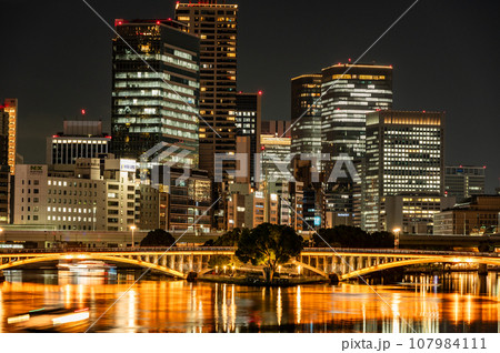 中之島公園 天神橋 大阪ビル街夜景 中之島公園 天神橋 大阪ビル街夜景 107984111