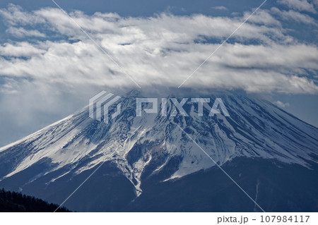本社ヶ丸から見る雲の掛かった富士山 本社ヶ丸から見る雲の掛かった富士山 107984117