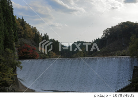 流れる水がレースのカーテンのような竹田市白水ダム 107984935