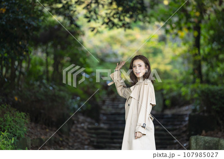 森の中で自然に癒される若い女性 107985027