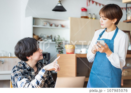 カフェ の若い店員　フロアスタッフ 107985076