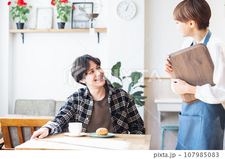 カフェで注文する若い男性 カフェで注文する若い男性 107985083