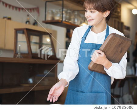 カフェ の若い店員 フロアスタッフ カフェ の若い店員 フロアスタッフ 107985086