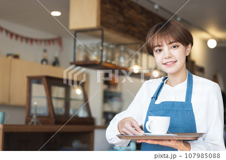 カフェ の若い店員　フロアスタッフ 107985088