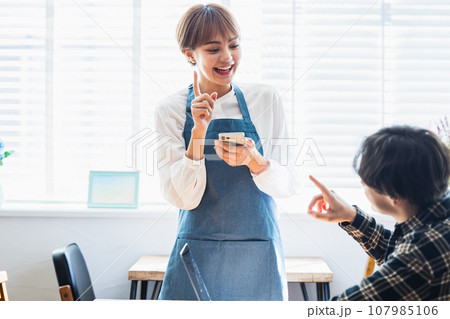 カフェ の若い店員　フロアスタッフ 107985106