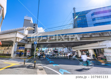 日本の川崎都市景観 東急電鉄 高津駅・「高津駅」交差点などを望む 日本の川崎都市景観 東急電鉄 高津駅・「高津駅」交差点などを望む 107985133