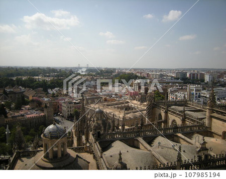 スペイン　セビリア　旧市街のパノラマビュー 107985194