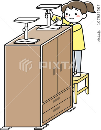 家具に転倒防止グッズを取り付ける女性 家具に転倒防止グッズを取り付ける女性 107985507