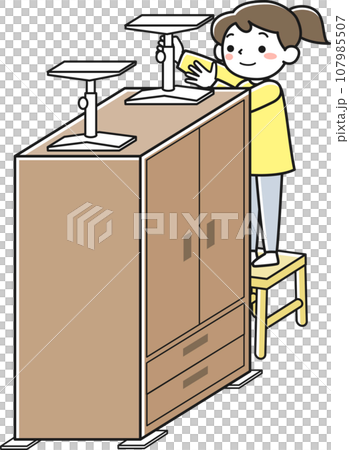 家具に転倒防止グッズを取り付ける女性 家具に転倒防止グッズを取り付ける女性 107985507