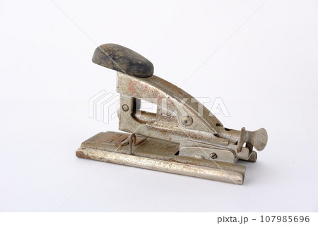 錆びついた古いホチキス 107985696