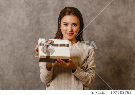 プレゼントを渡す若い女性 プレゼントを渡す若い女性 107985762