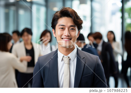都会のオフィスで働く若いスーツ姿のアジア人ビジネスマン(会議・セミナー・婚活パーティー) 都会のオフィスで働く若いスーツ姿のアジア人ビジネスマン(会議・セミナー・婚活パーティー) 107986225