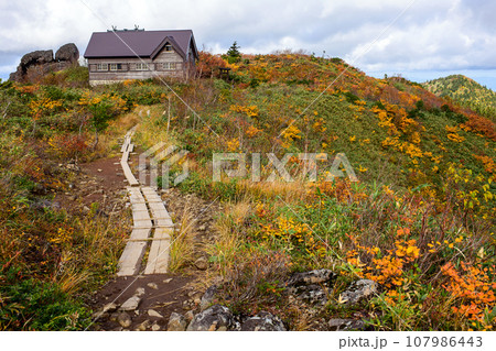 森吉山秋の絶景 山小屋と冠岩 秋田県 森吉山秋の絶景 山小屋と冠岩 秋田県 107986443