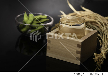 升に入ったグラスに高級な日本酒 冷酒( 黒バック )枝豆を酒の肴に 升に入ったグラスに高級な日本酒 冷酒( 黒バック )枝豆を酒の肴に 107987018