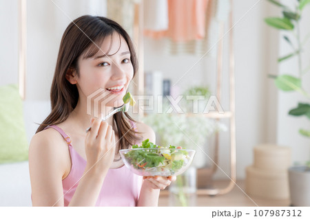 サラダを食べる若い女性 107987312
