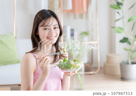 サラダを食べる若い女性 サラダを食べる若い女性 107987313