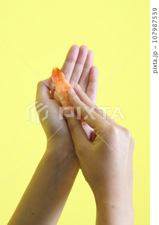 Hand with Sushi 107987539