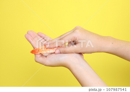 Hand with Sushi 107987541