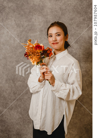 花束を持つ若い女性 花束を持つ若い女性 107987604