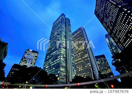 新宿副都心 西新宿の損保ジャパンビルと超高層ビル群の光跡と夜景 107987676
