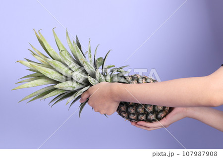 Hand with Fruit Hand with Fruit 107987908