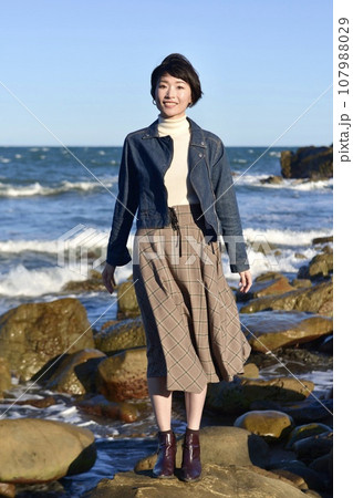 海岸の波打ち際でポーズをとる若い女性 海岸の波打ち際でポーズをとる若い女性 107988029