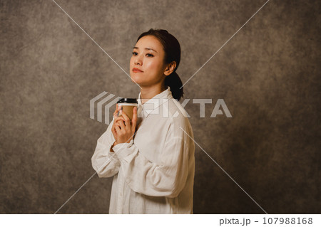 コーヒーカップを持つ女性 コーヒーカップを持つ女性 107988168