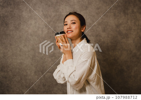 ドリンクを持つ若い女性 ドリンクを持つ若い女性 107988712
