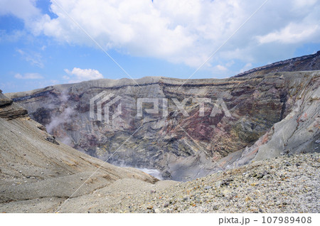 噴煙を上げる阿蘇山の火口 噴煙を上げる阿蘇山の火口 107989408