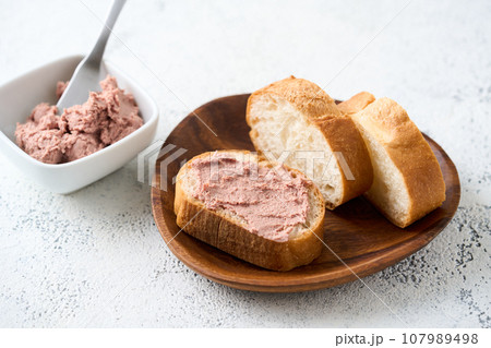バケットに塗ったビーフレバーペースト バケットに塗ったビーフレバーペースト 107989498