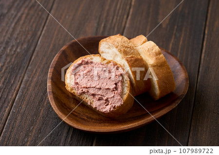 バケットに塗ったビーフレバーペースト 107989722