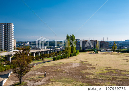 午後の茨木市彩都西公園風景 午後の茨木市彩都西公園風景 107989778